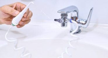 Comment utiliser un irrigateur oral sur un robinet?