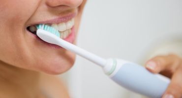 كيفية اختيار فرشاة الأسنان الكهربائية؟