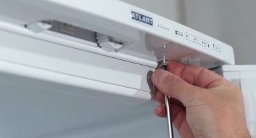 Hoe u de bovenklep van de koelkast zelf kunt verwijderen