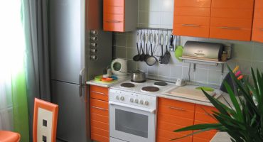 Bảo vệ tủ lạnh khỏi bếp và tăng điện